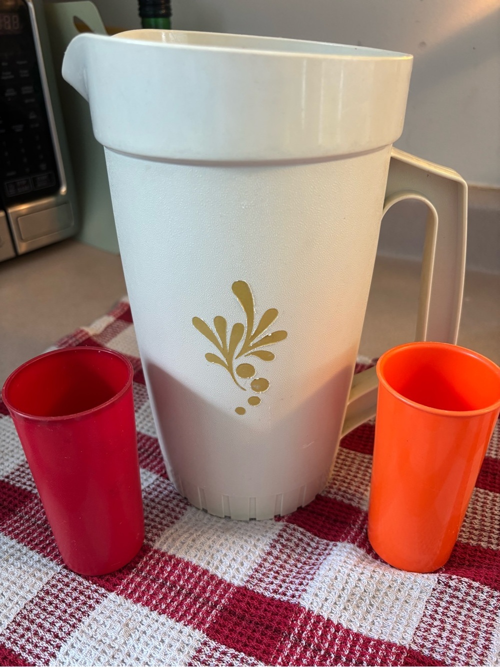 Vintage Tupperware juice pitcher with 2 cups -